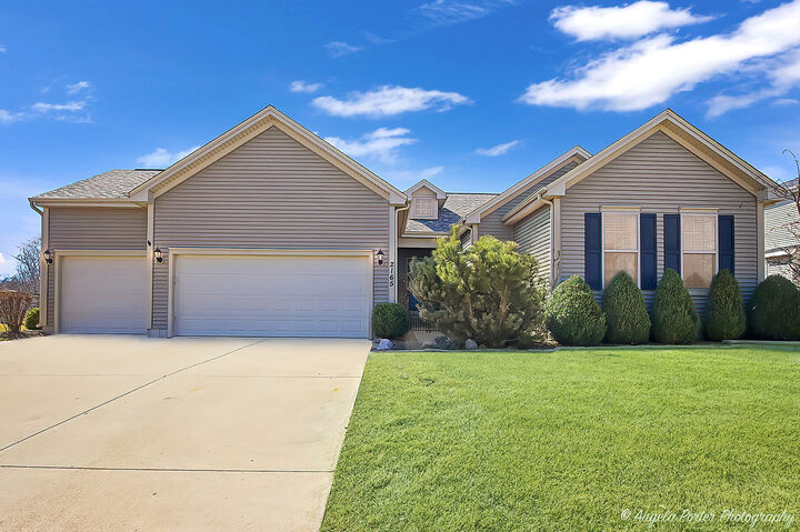 Property Photo:  2165 Walnut Glen Boulevard  IL 60042 