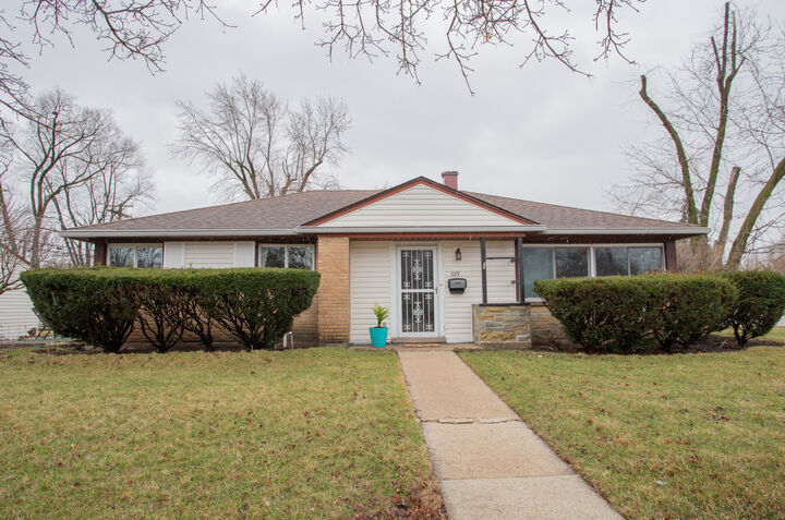 Property Photo:  609 E Thacker Street  IL 60016 