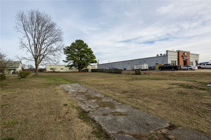 Property Photo:  2605 N 2nd Street  AR 72756 