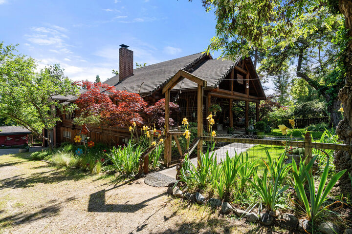 Property Photo: 645 E California Street OR 97530
