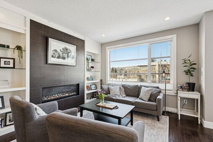 Photo de la propriété:  4804 21 Avenue NW  AB T3B 0W9 