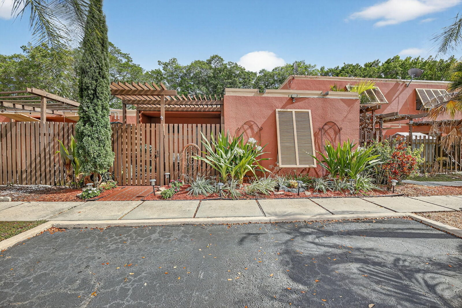 Property Photo:  1533 Fairway Road  FL 33026 