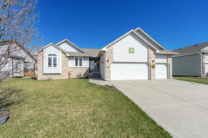 Property Photo:  632 E Sprucewood St  KS 67147-7321 
