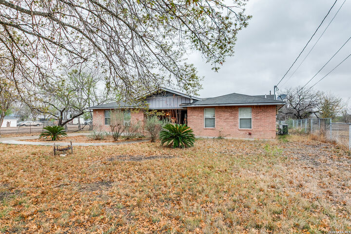 Property Photo: 1551 W Villaret TX 78224