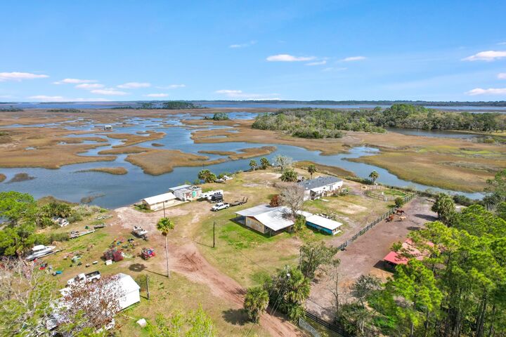 Property Photo: 490 Coopers Cove Rd FL 32095