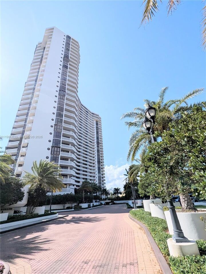 Property Photo:  1000 W Island Blvd 2908  FL 33160 