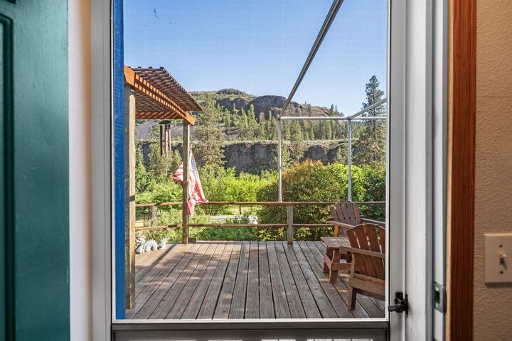 Property Photo: 32965 Hawk Creek Ranch Rd N WA 99122