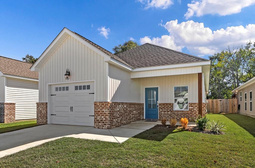 Property Photo: 153 Heyward AL 36303