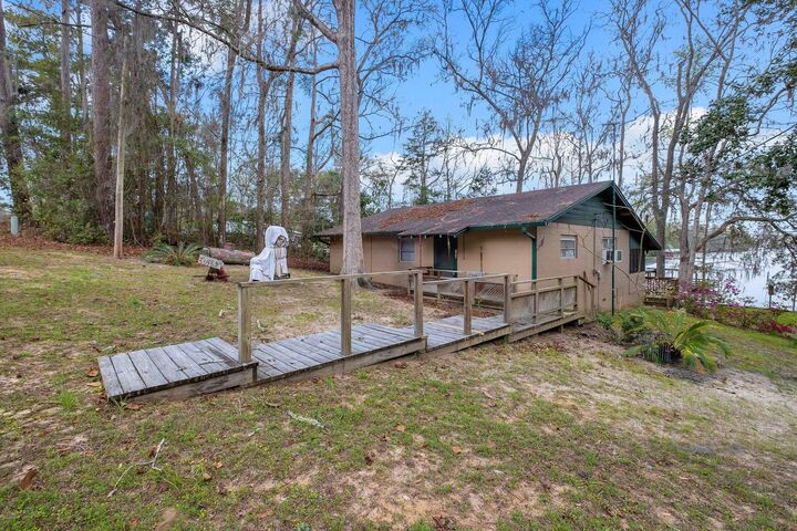 Property Photo: 399 Davidson Street FL 32351