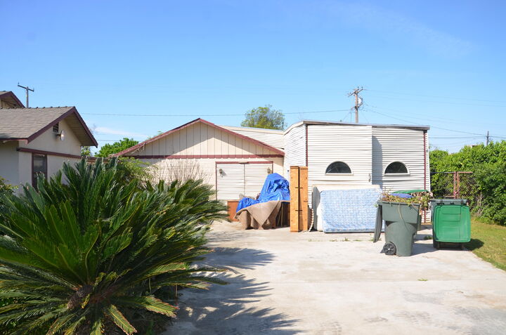 Property Photo:  1109 N Willis Street  CA 93291 