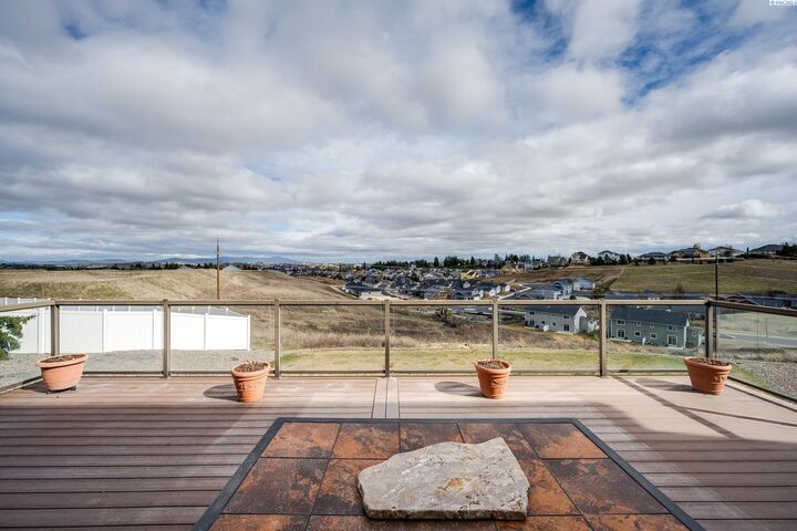Property Photo: 810 SW Windy Point Court WA 99163