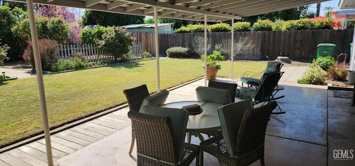 Property Photo:  681 W Belleview Avenue  CA 93257 