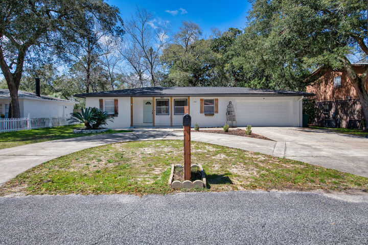 Property Photo:  803 Linden Avenue  FL 32578 