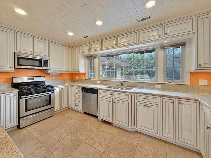 Property Photo:  520 Shawnee Drive  PA 16505 