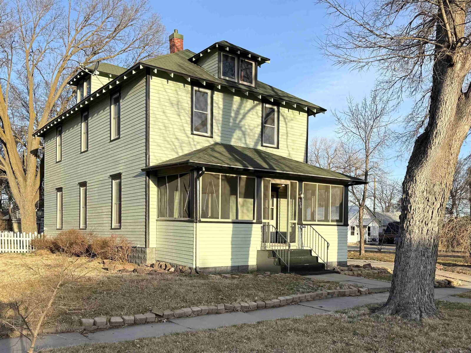Property Photo: 108 S Sycamore NE 69101