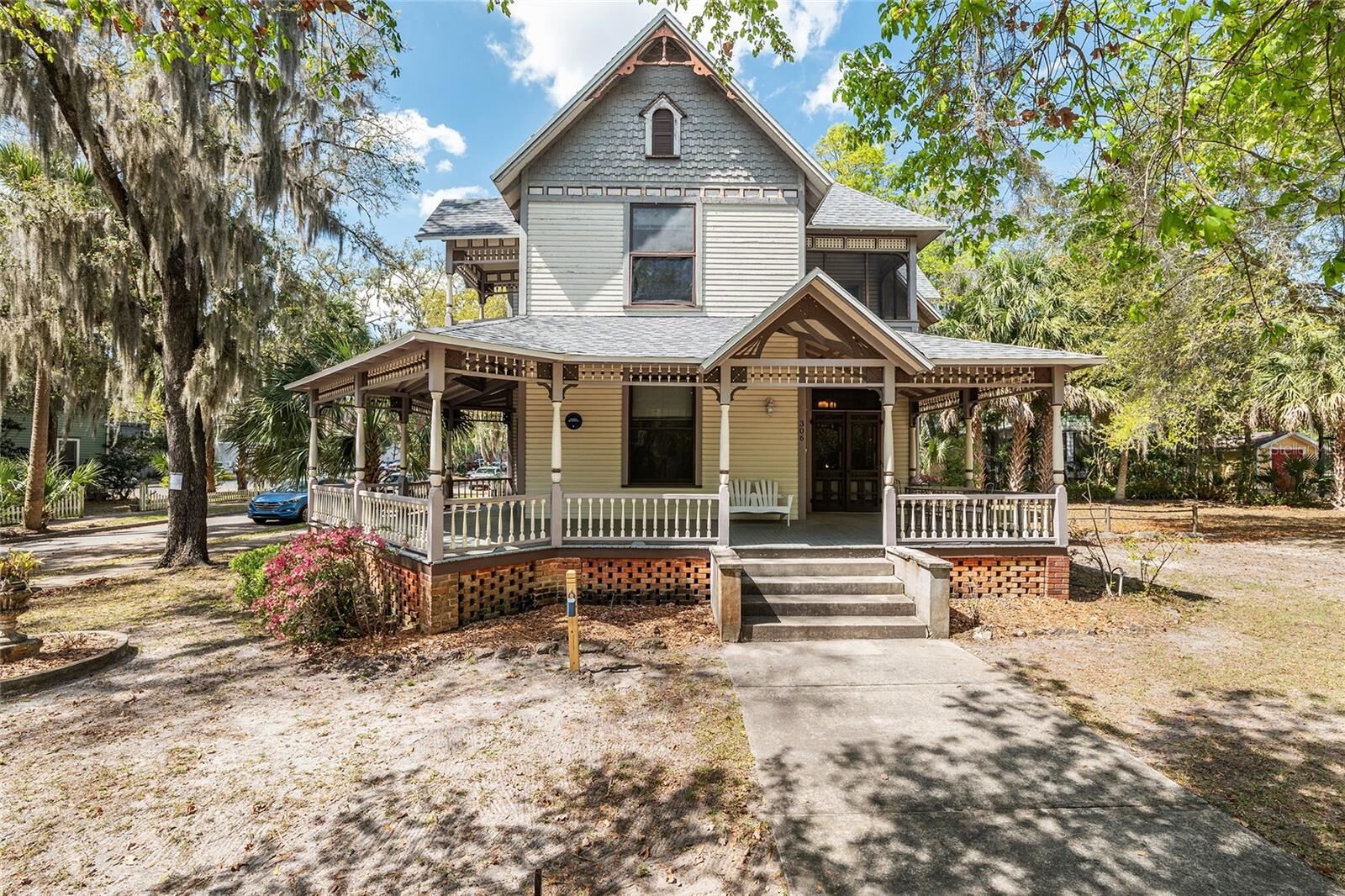 Property Photo:  306 NE 3rd Street  FL 32601 