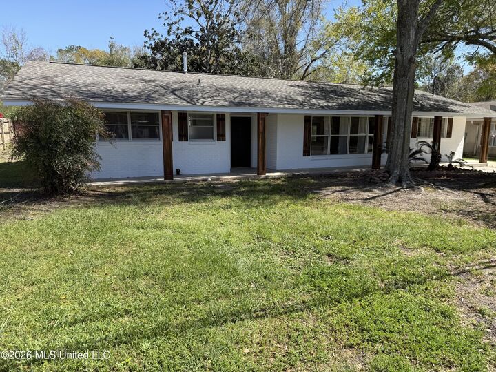 Property Photo:  121 S Island View Avenue  MS 39560 