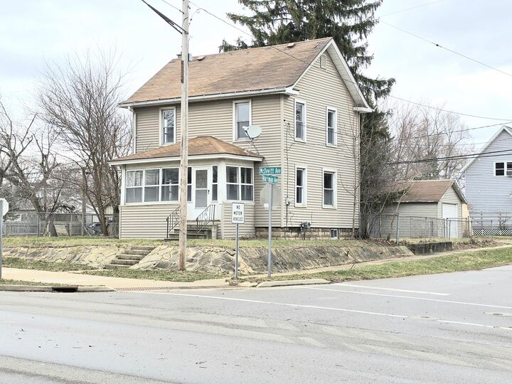 Property Photo:  406 E McDevitt Avenue  MI 49203 
