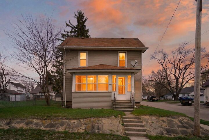 Property Photo:  406 E McDevitt Avenue  MI 49203 