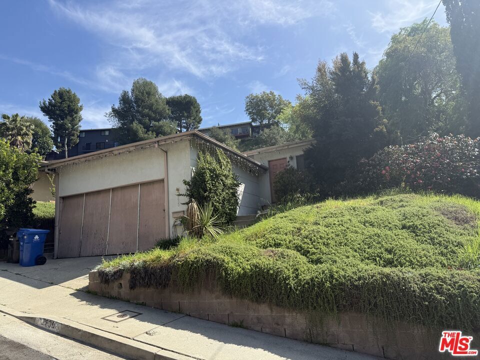 Property Photo: 2630 Saxon Drive CA 90065