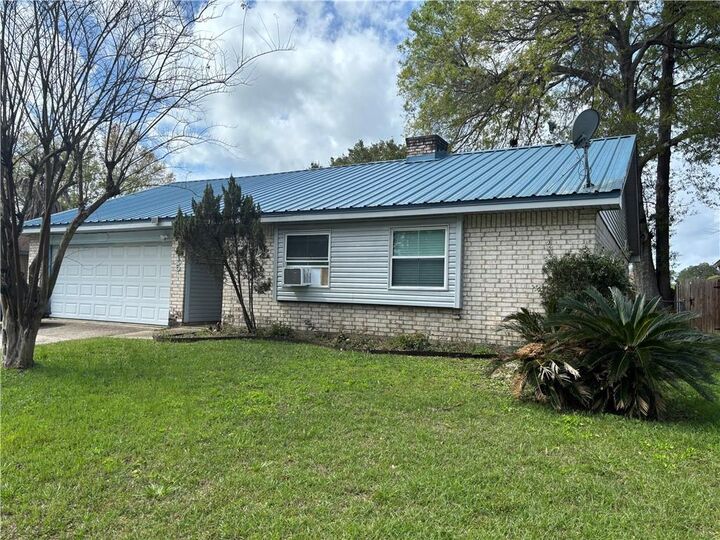 Property Photo: 215 E Queens Drive LA 70458