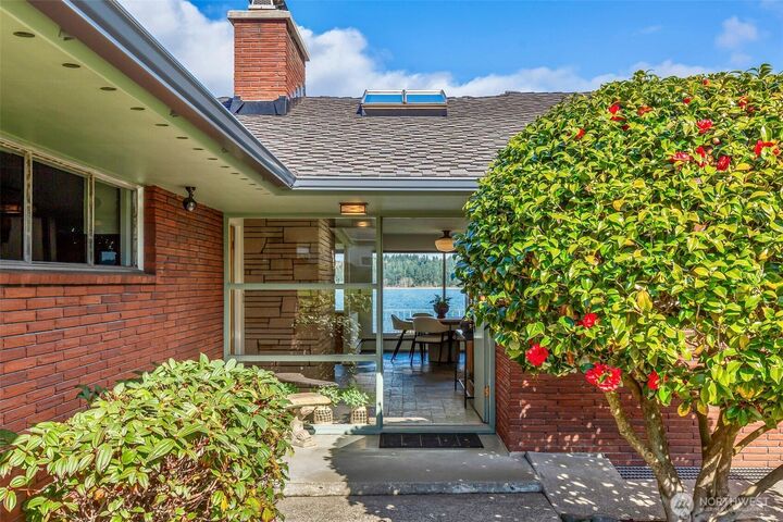 Property Photo:  2402  11th Street  WA 98221 