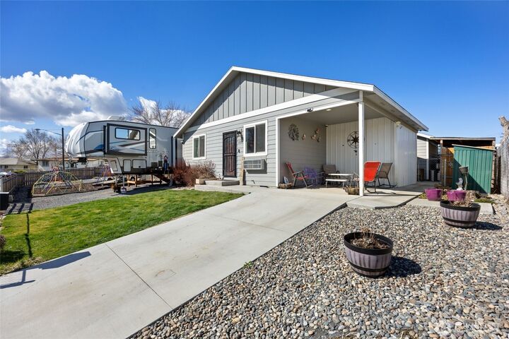 Property Photo: 1042 W Charlotte Street WA 98837