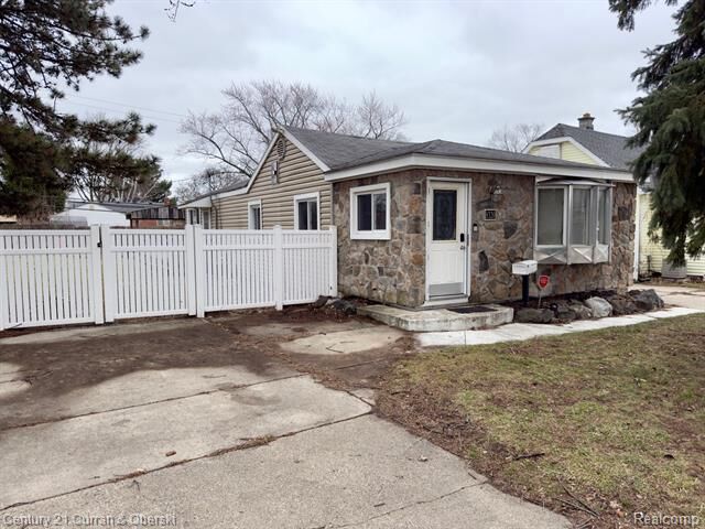 Property Photo: 8320 Robindale Avenue MI 48127