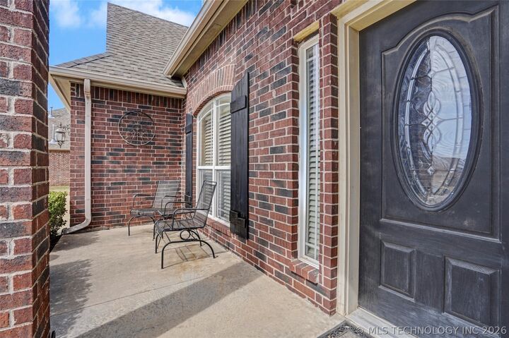 Property Photo:  1640 E Boston Court  OK 74012 