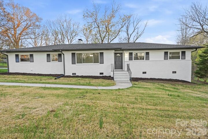 Property Photo:  415 Kimmswick Road  NC 28214 