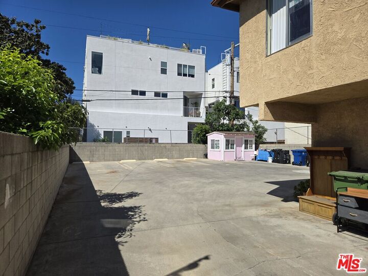 Property Photo:  1233 Tamarind Ave  CA 90038 