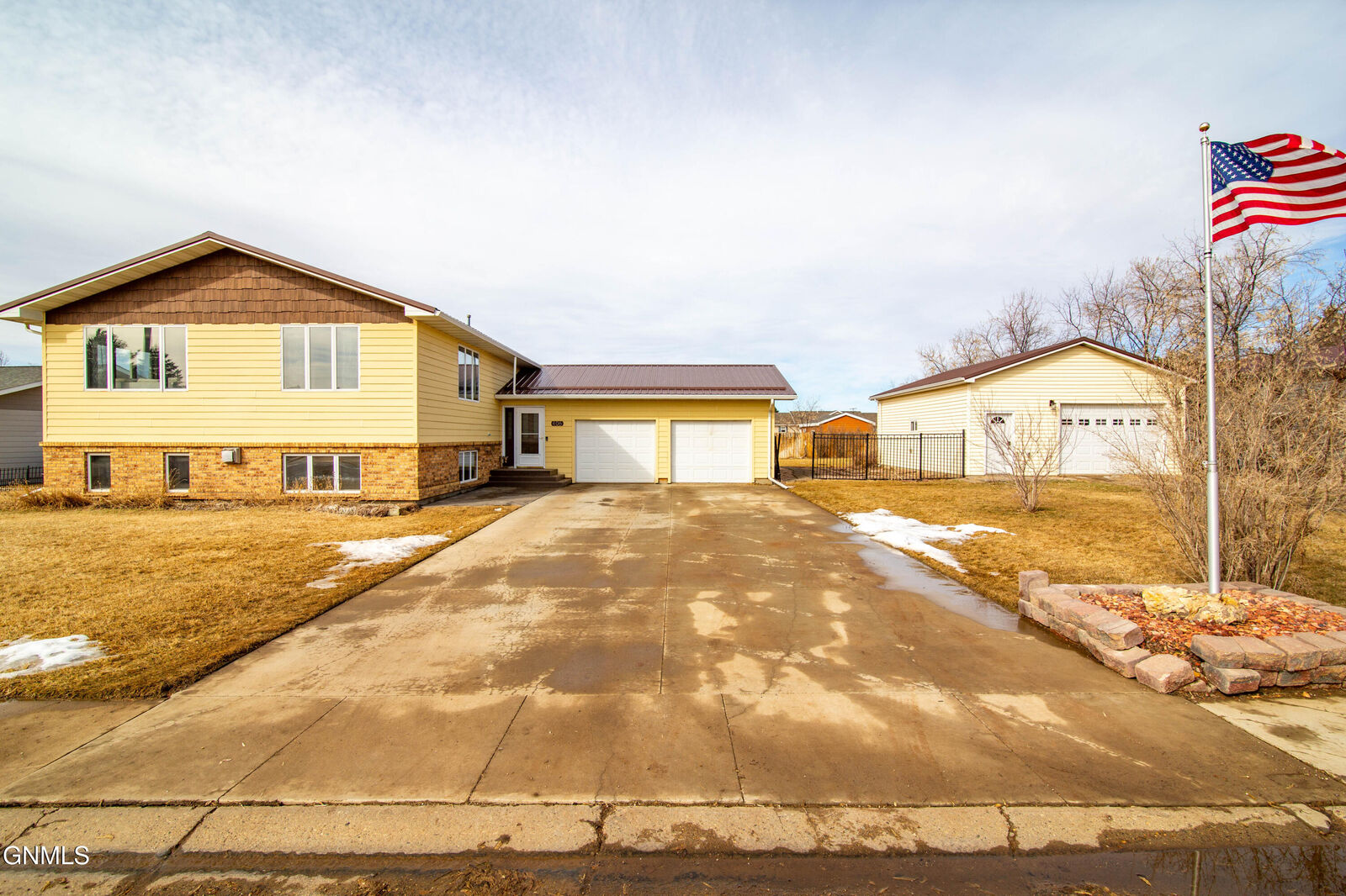 Property Photo:  406 Meadow Lane  ND 58646 