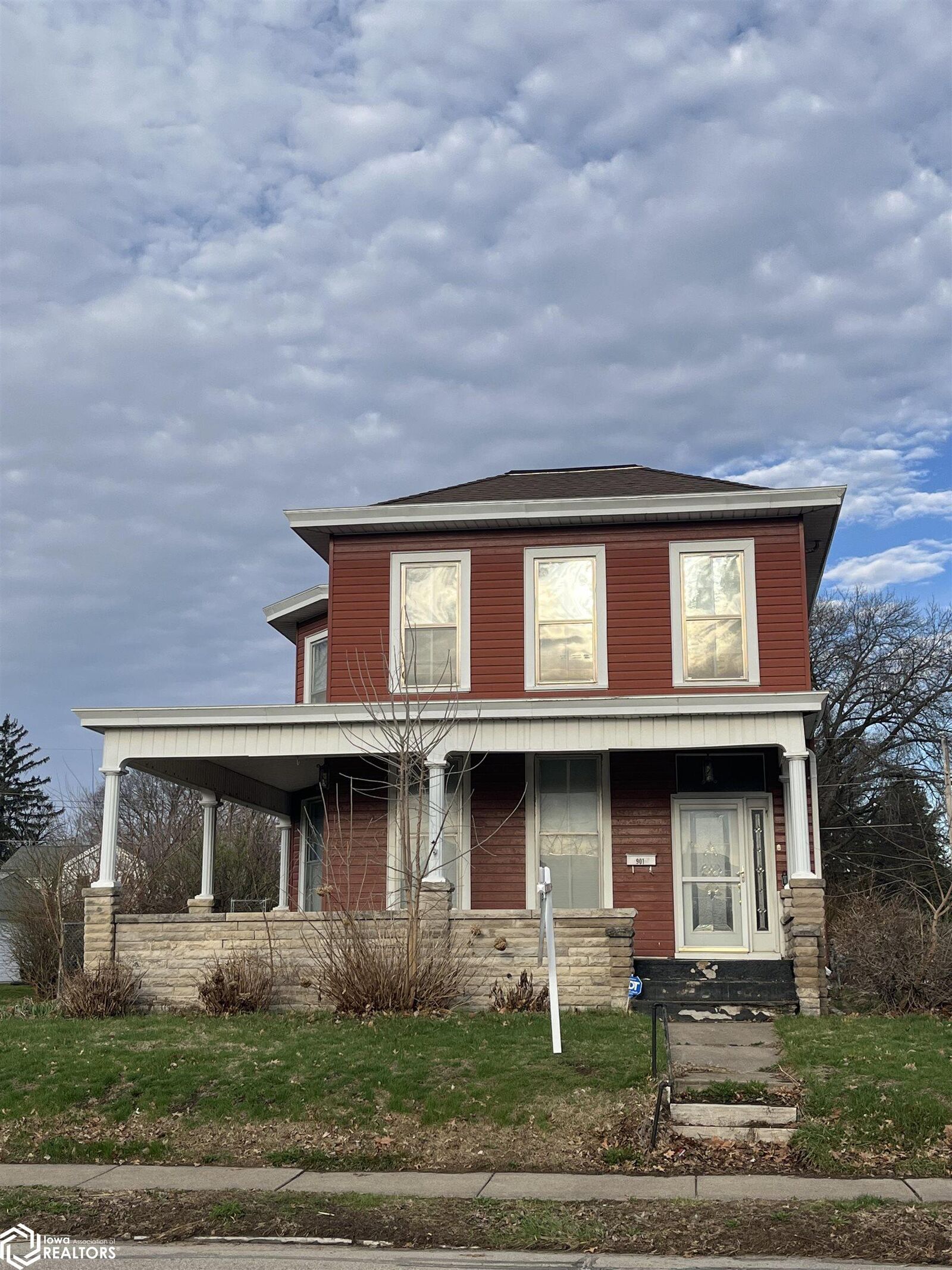 Property Photo: 901 Summer Street IA 52601