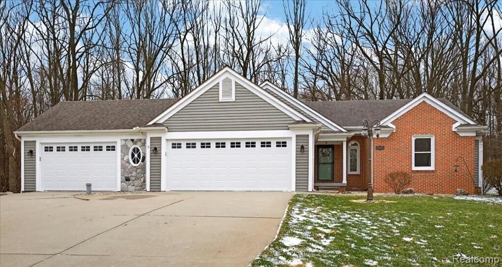 Property Photo:  6828 Country Lane Drive  MI 48350 2938 