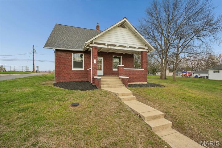 Property Photo:  201 E Maple Street  MO 63385 