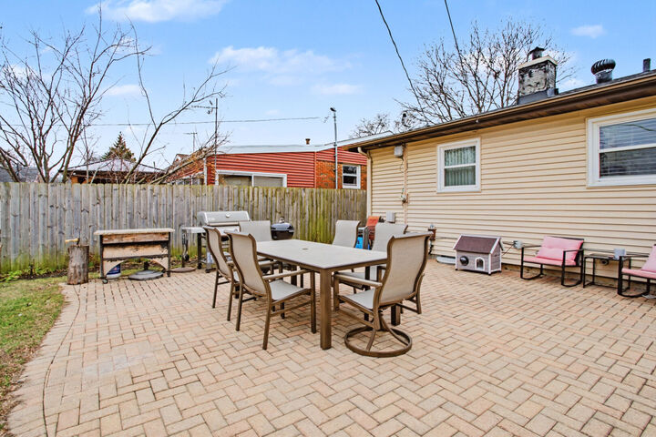 Property Photo: 1403 S Robert Drive IL 60056