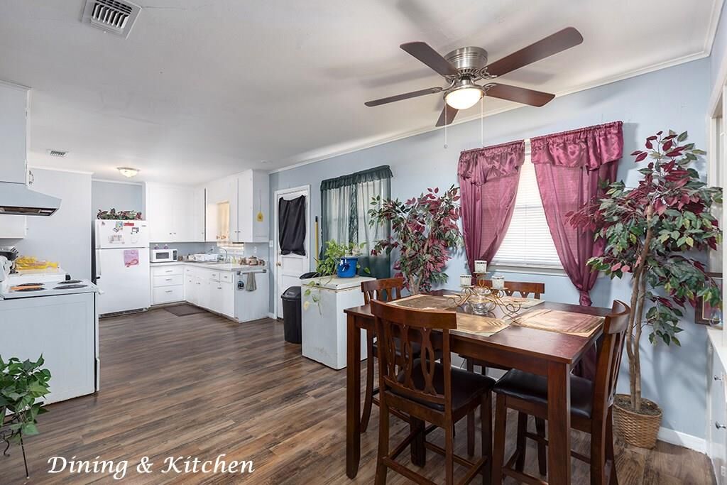 Property Photo: 718 Moore Ave TX 75904