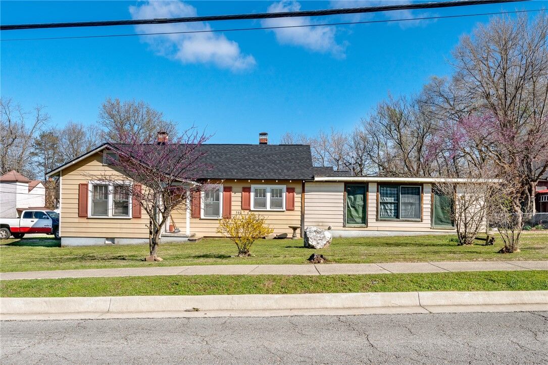 Property Photo:  302 E College Avenue  AR 72616 