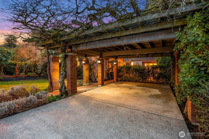 Property Photo:  4006 NE 38th Street  WA 98105 