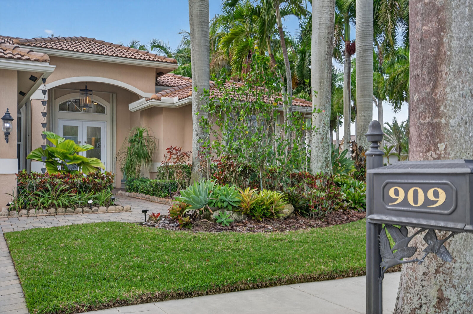 Property Photo:  909 Stillwater Court  FL 33327 