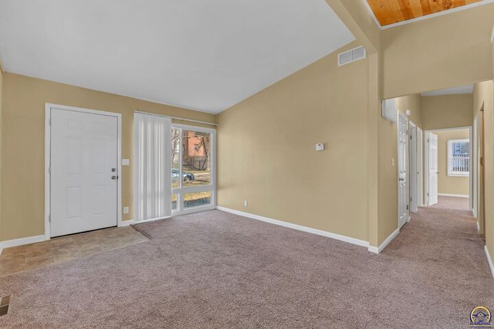 Property Photo:  909 SW 31st St  KS 66611 