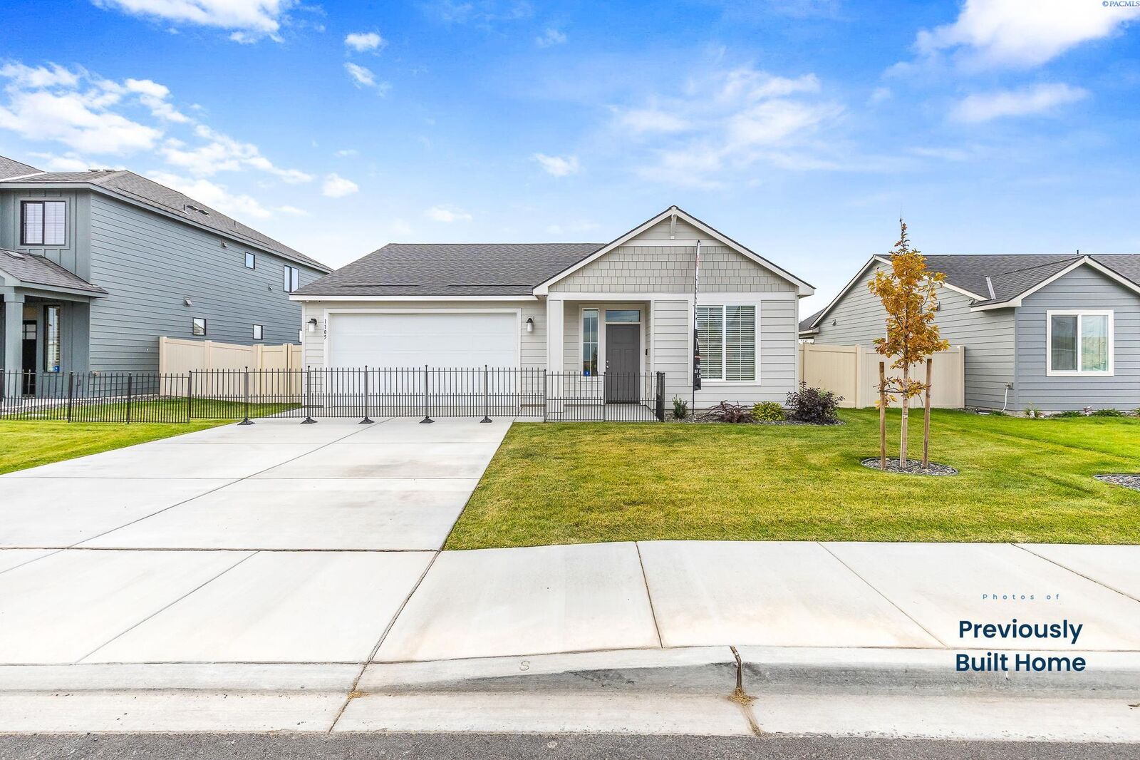 Property Photo:  301 Sapphire Ave  WA 98930 