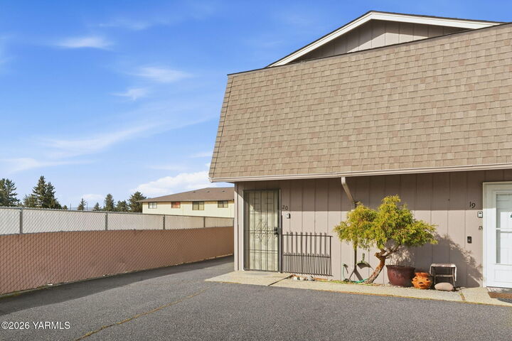 Property Photo:  701 S 38th Ave  WA 98902 