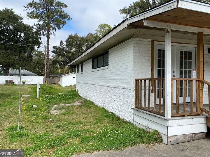 Property Photo:  106 E Derenne Avenue  GA 31405 