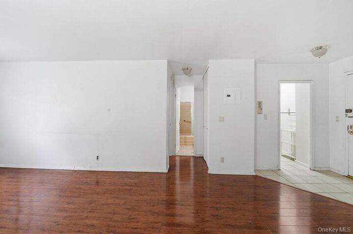 Property Photo:  52-40 39th Drive 2B  NY 11377 