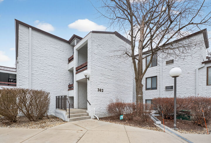 Property Photo: 362 W Miner Street 1A IL 60005