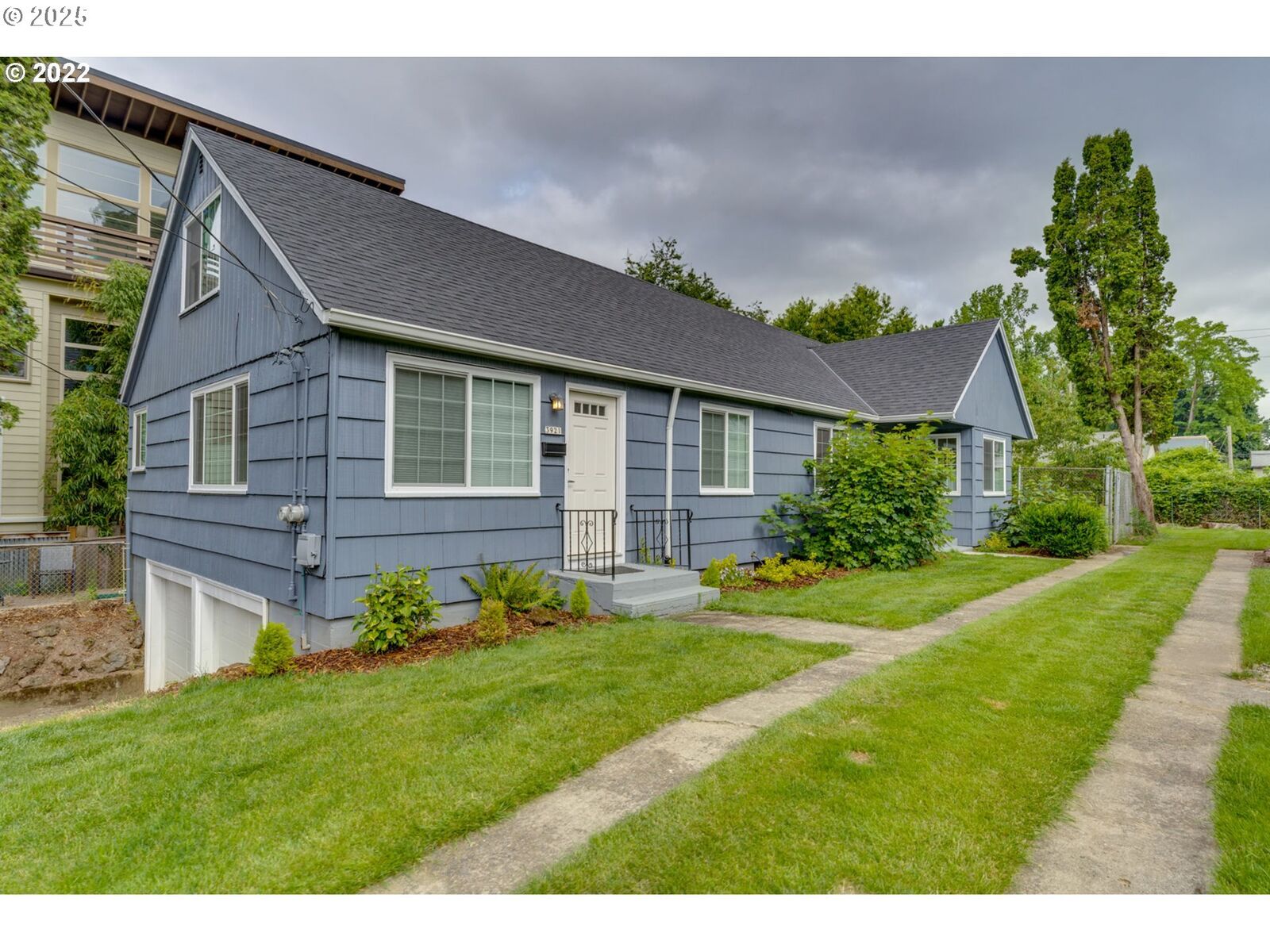 Property Photo:  3921 SE Boise St  OR 97202 