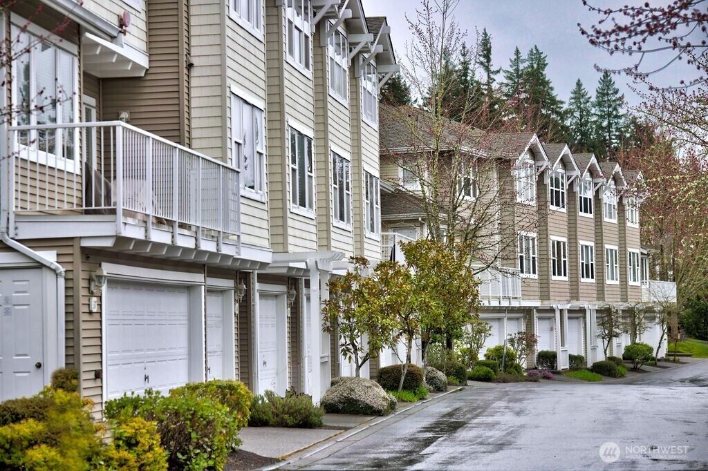 Property Photo:  2680  139th Avenue SE 40  WA 98005 