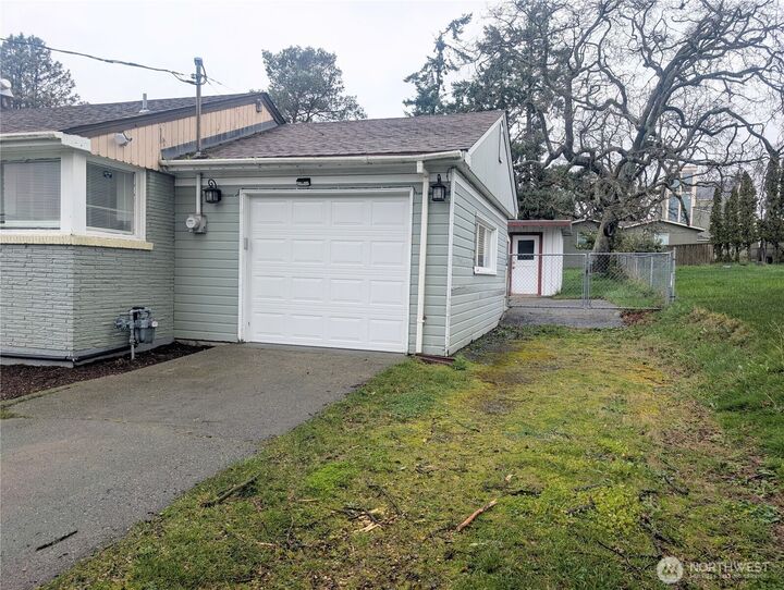 Property Photo:  1740 SE  6th Street  WA 98277 