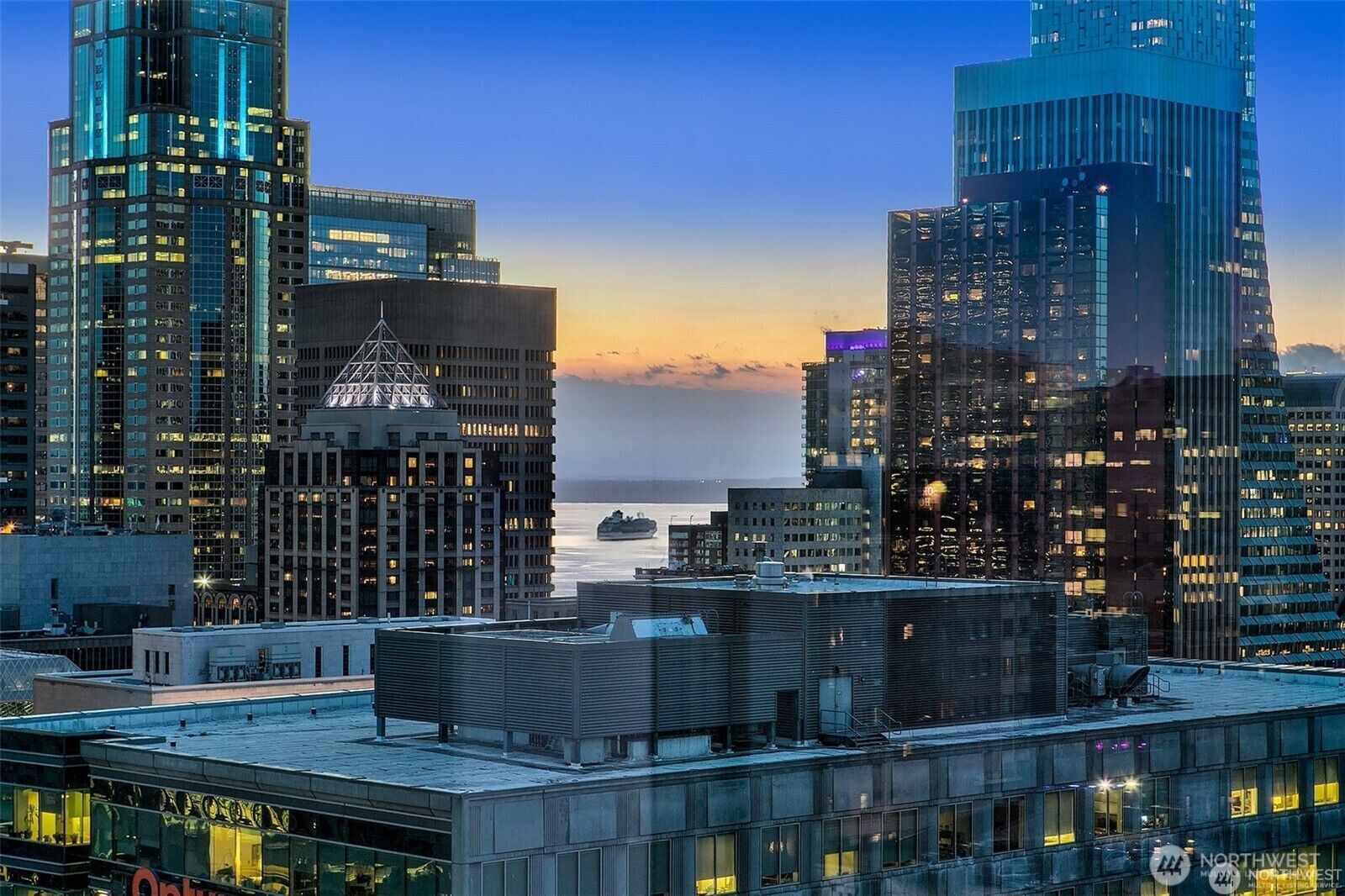 Property Photo:  800  Columbia Street 1801  WA 98104 